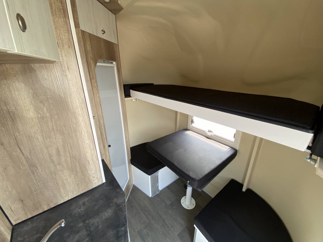 Furgoneta para caballos Anka  2022 De segunda mano