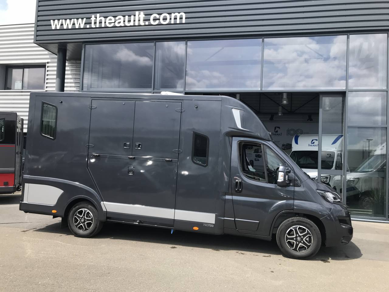 Furgoneta para caballos Theault Proteo  2024 De segunda mano