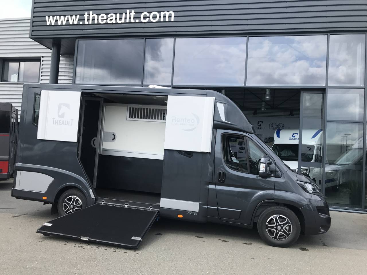 Furgoneta para caballos Theault Proteo  2024 De segunda mano