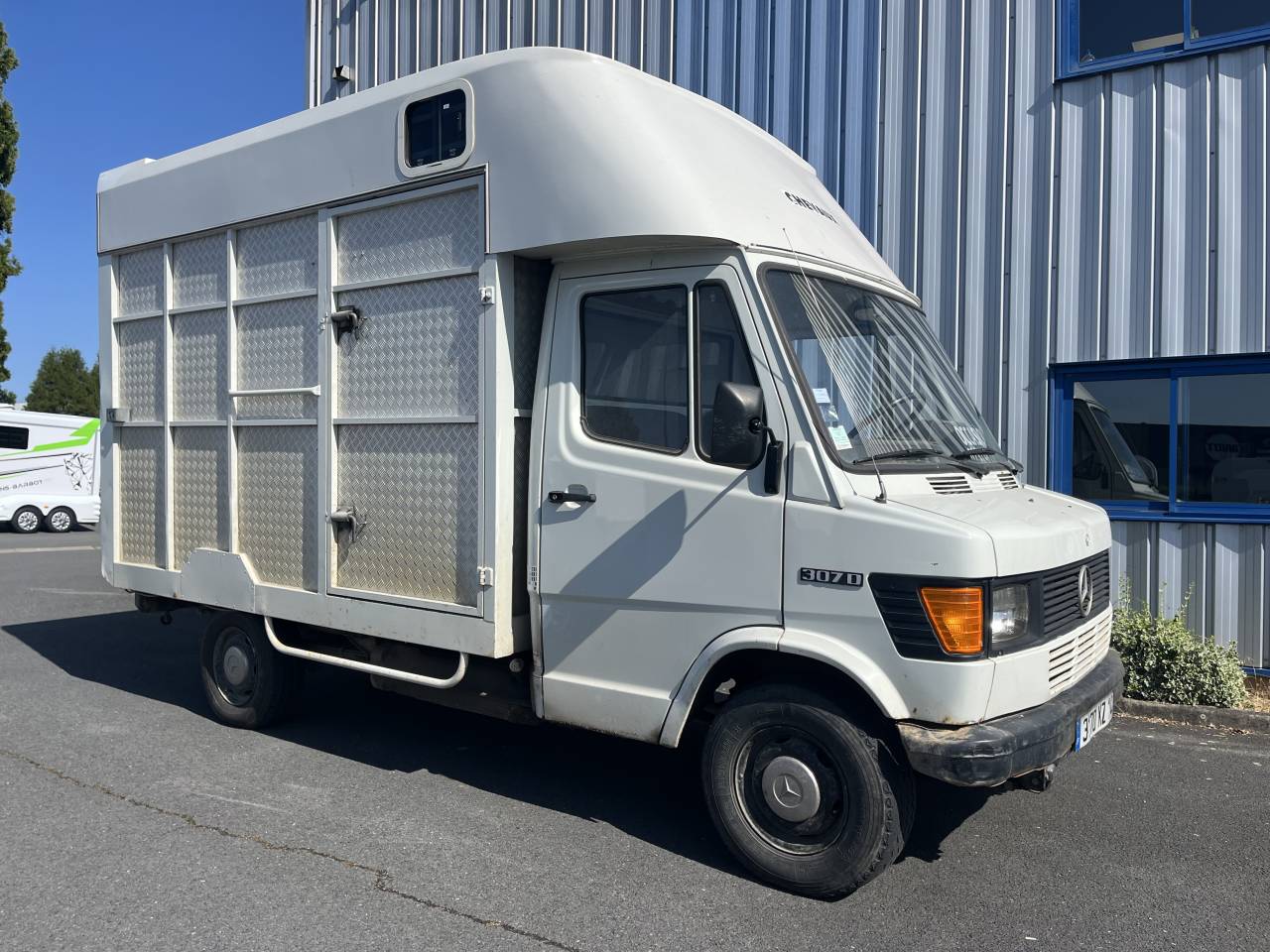 Furgoneta para caballos Mercedes 307 D 1980 De segunda mano