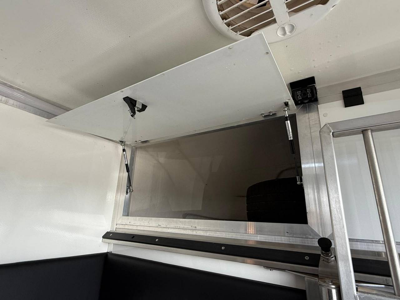 Furgoneta para caballos Krismar MASTER THEAULT 3 PLACES 2021 De segunda mano