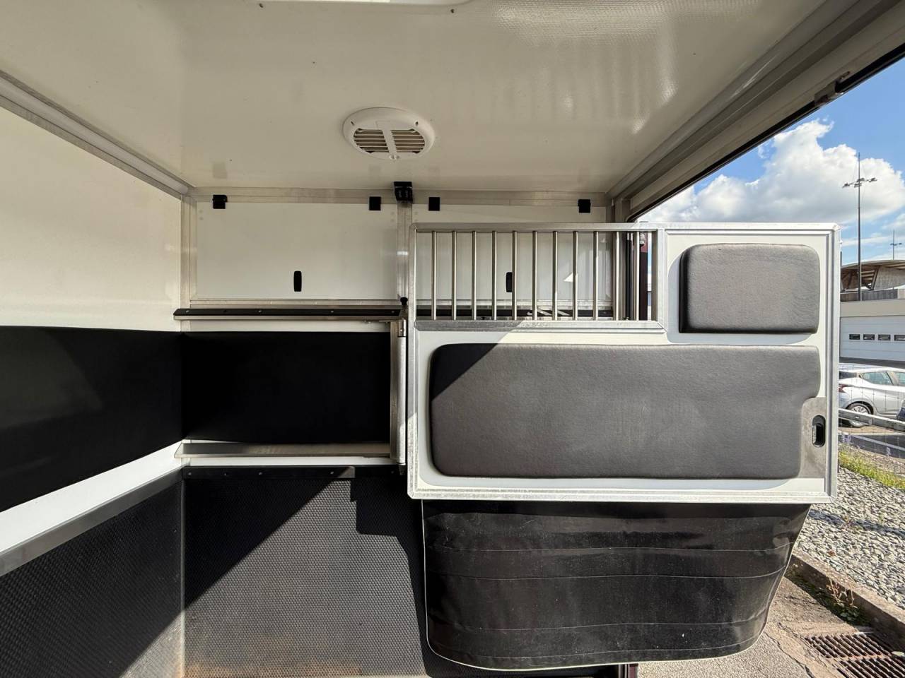 Furgoneta para caballos Krismar MASTER THEAULT 3 PLACES 2021 De segunda mano