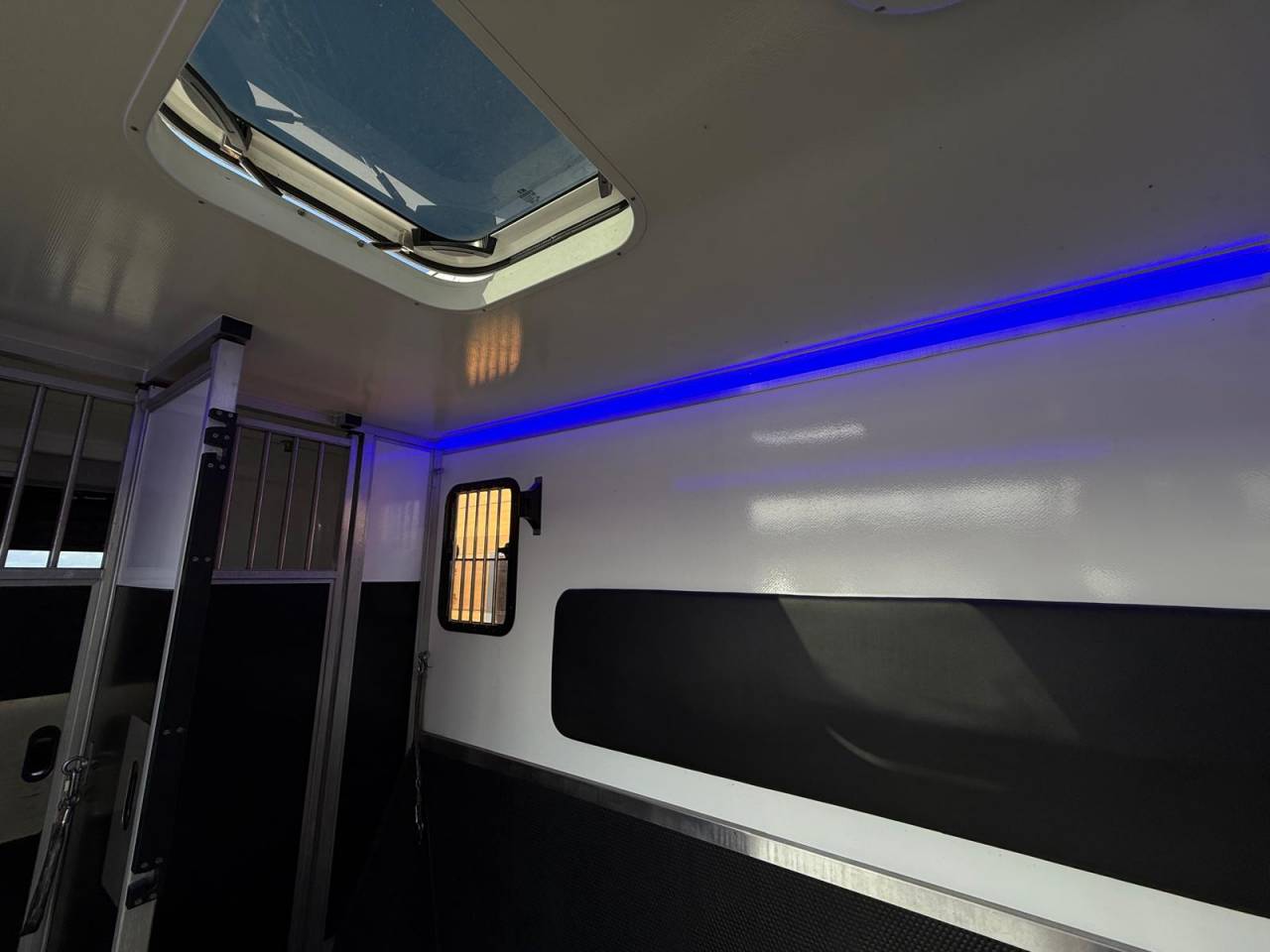 Furgoneta para caballos Krismar MASTER THEAULT 3 PLACES 2021 De segunda mano