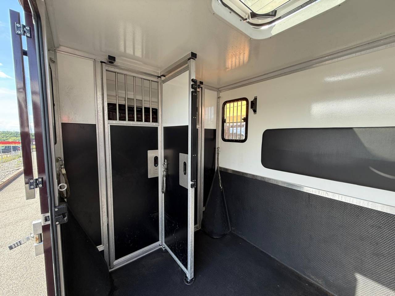 Furgoneta para caballos Krismar MASTER THEAULT 3 PLACES 2021 De segunda mano