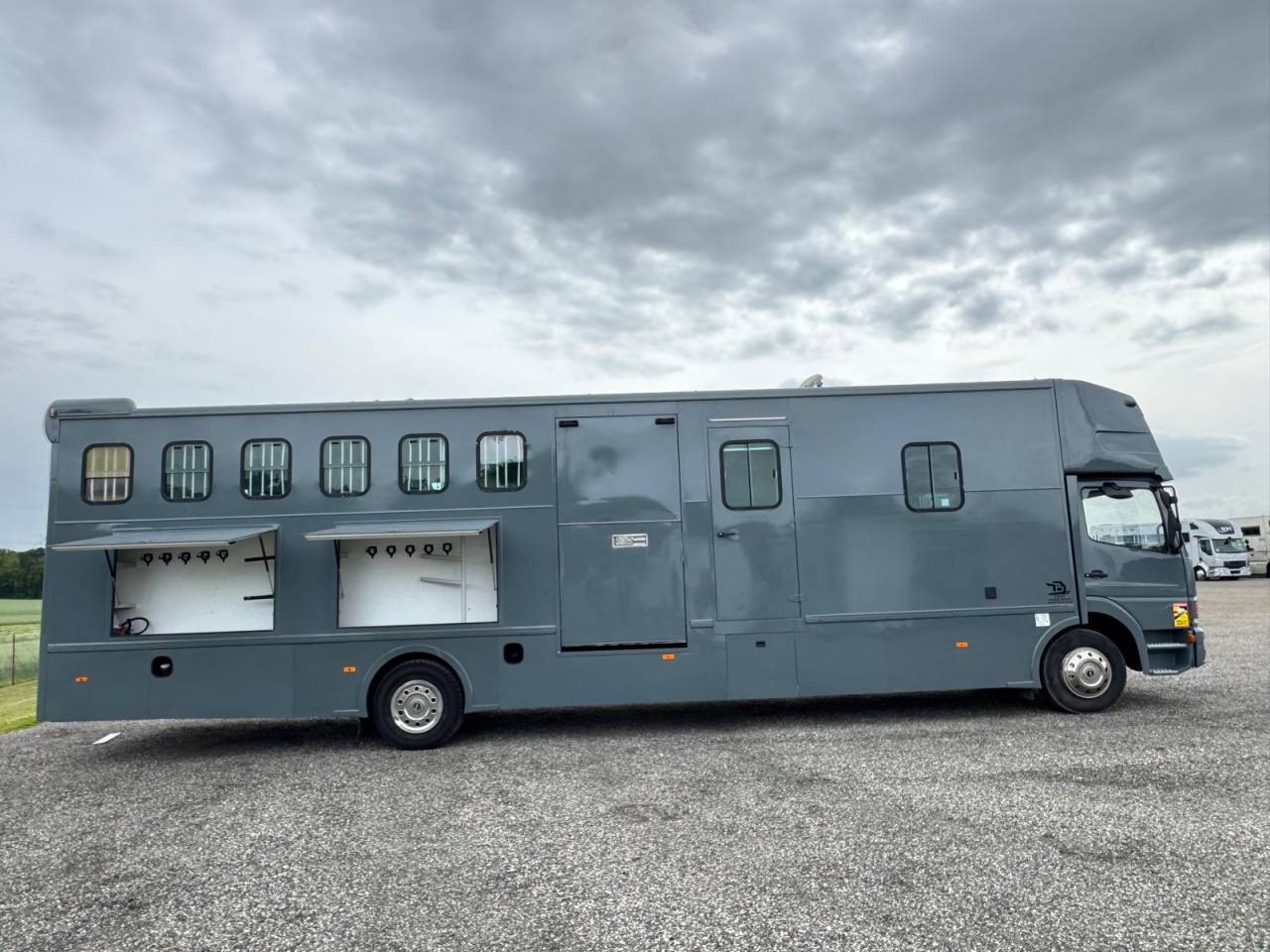 Camión para caballos Mercedes MERCEDES 2000 De segunda mano