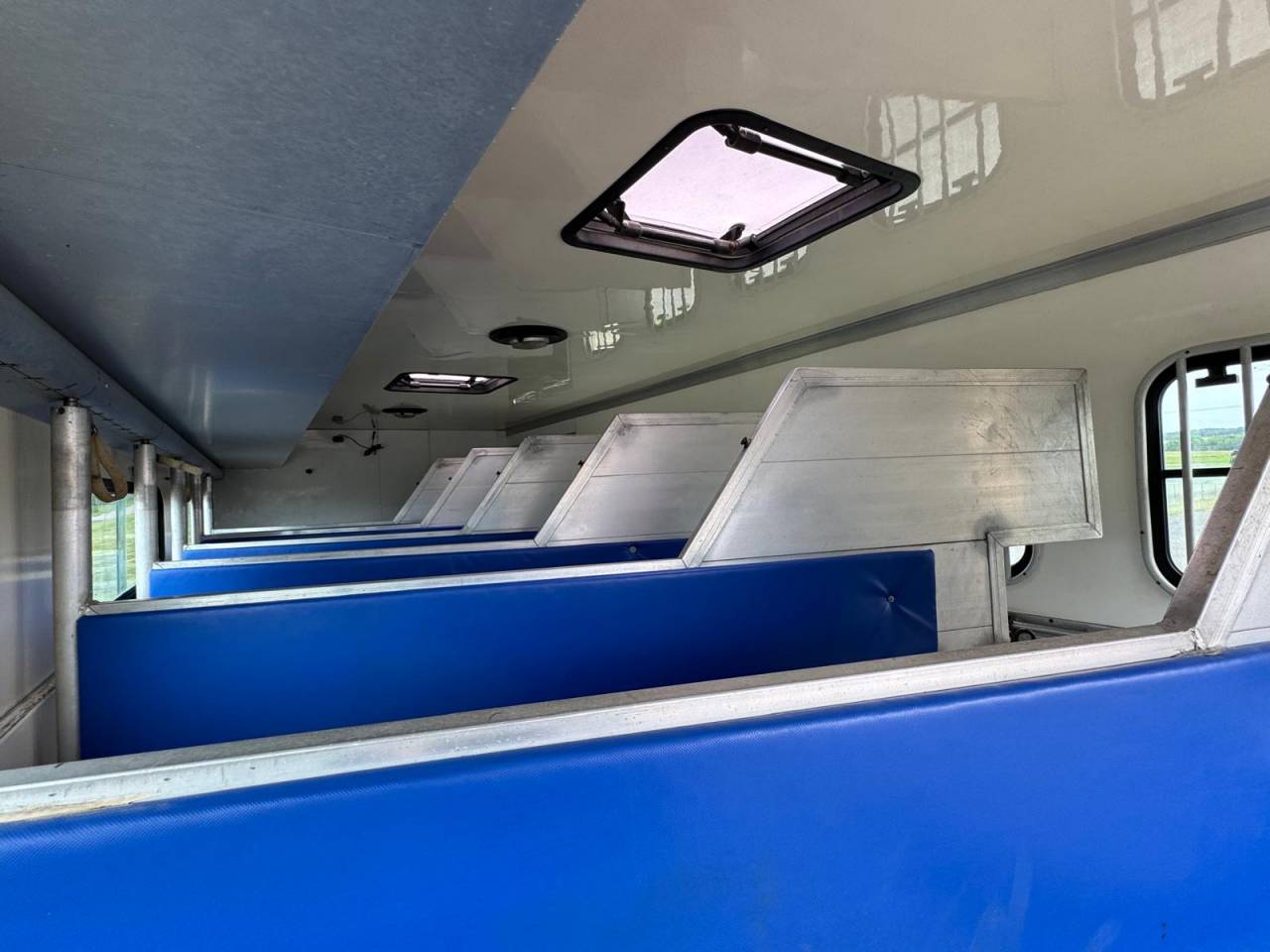 Camión para caballos Mercedes MERCEDES 2000 De segunda mano