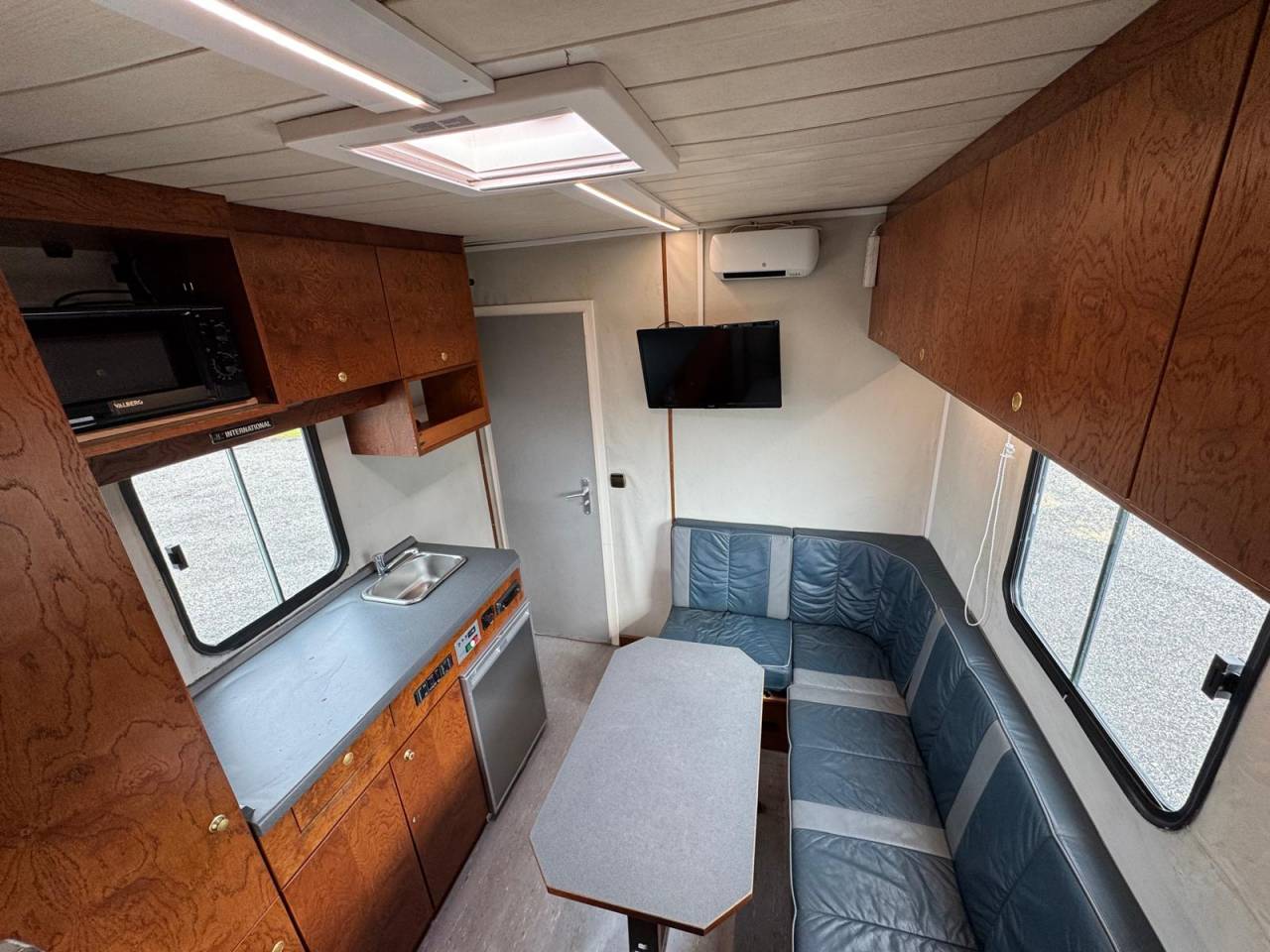 Camión para caballos Mercedes MERCEDES 2000 De segunda mano