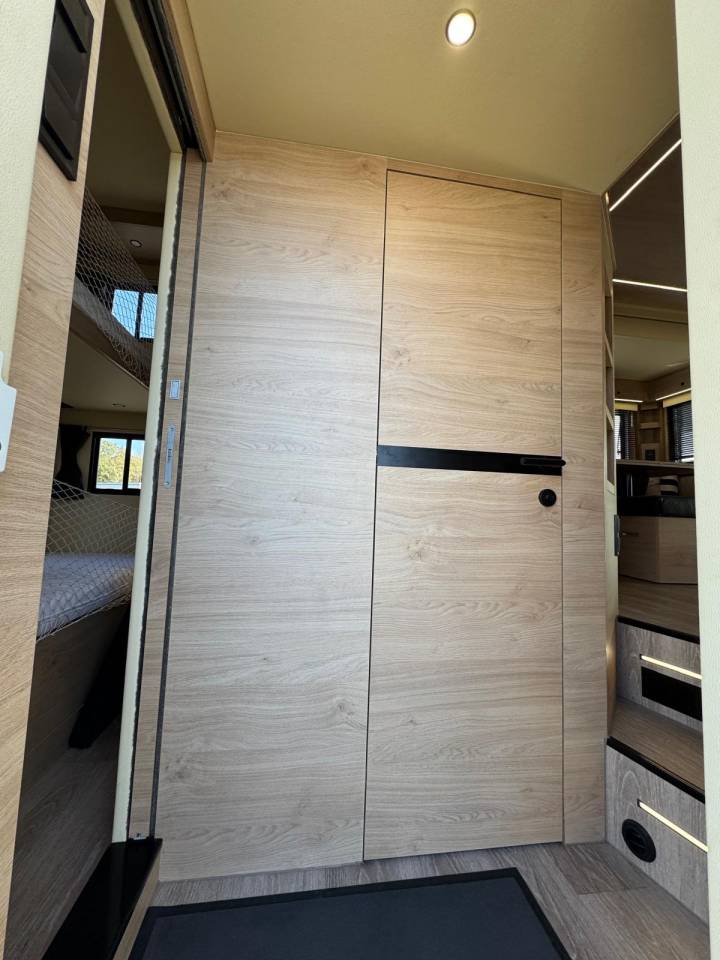 Camión para caballos Krismar MERCEDES 2021 De segunda mano