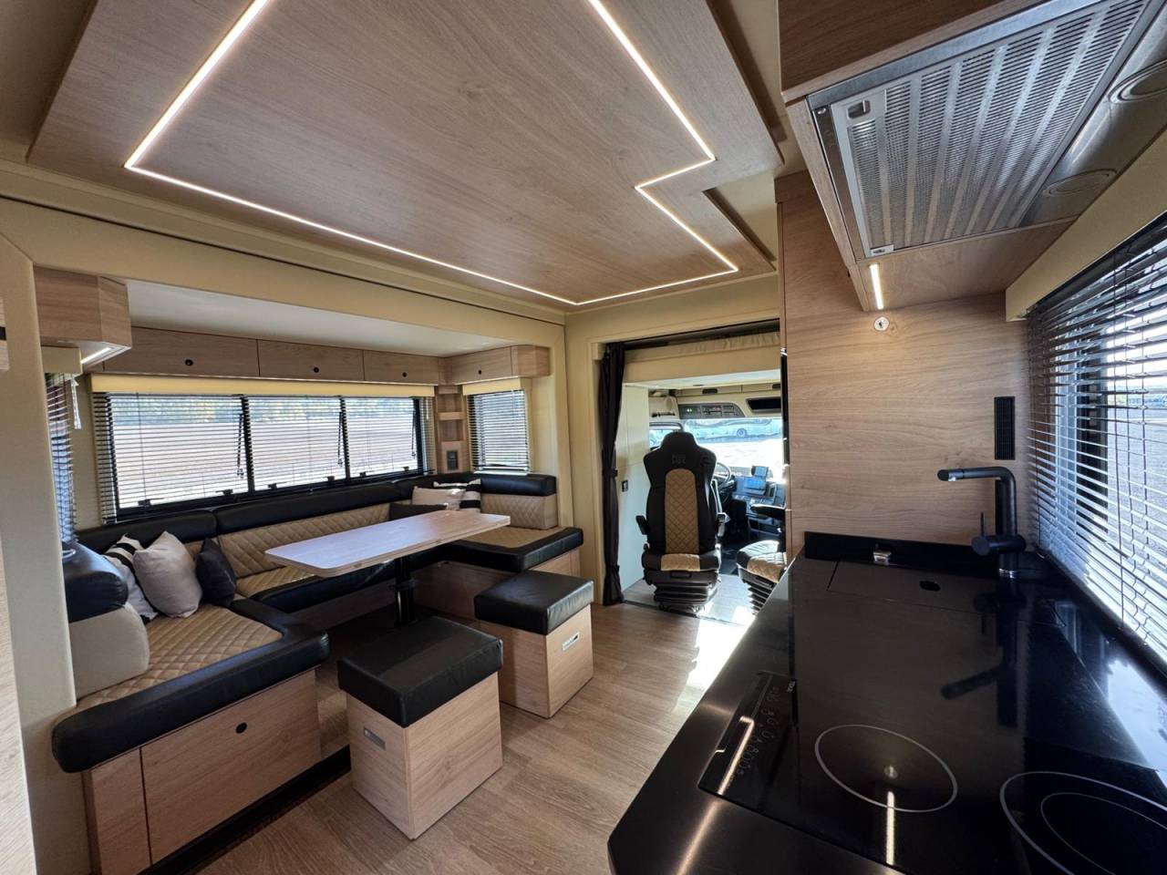 Camión para caballos Krismar MERCEDES 2021 De segunda mano