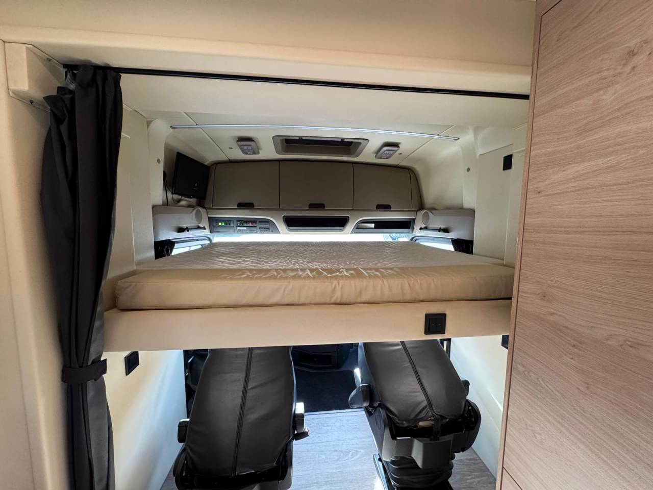 Camión para caballos Krismar MERCEDES 2021 De segunda mano