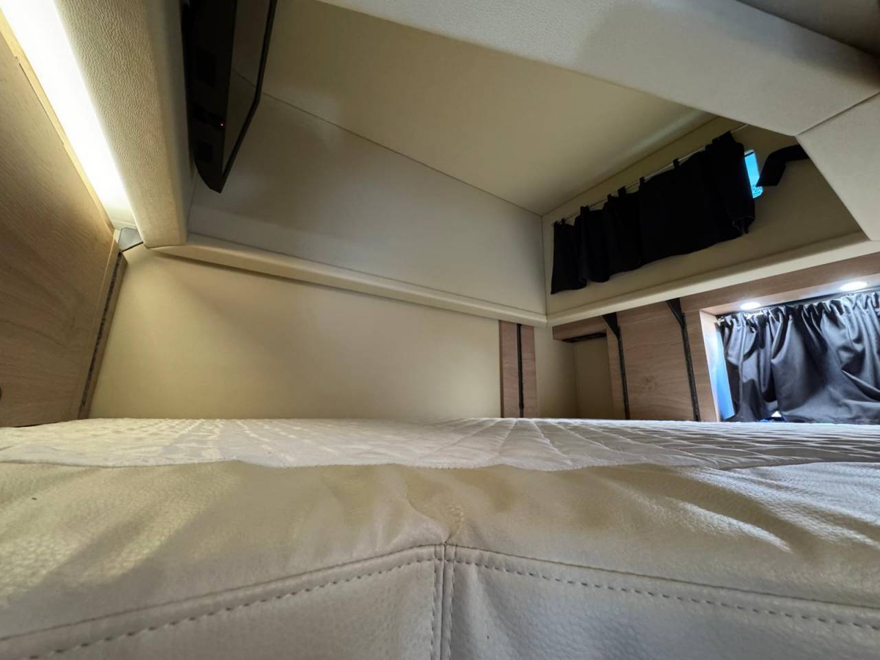 Camión para caballos Krismar MERCEDES 2021 De segunda mano