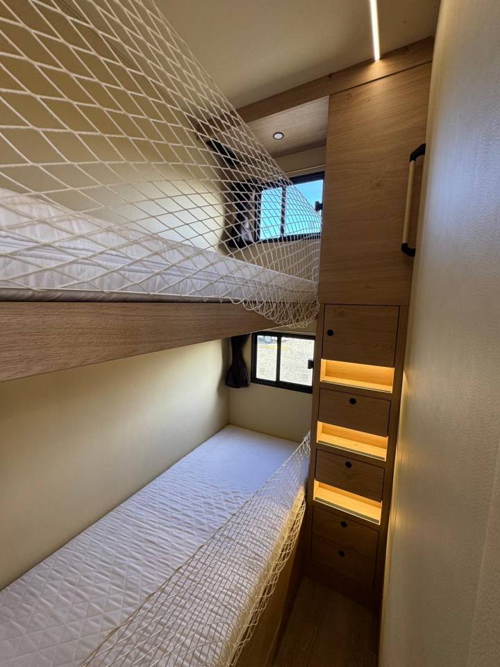 Camión para caballos Krismar MERCEDES 2021 De segunda mano