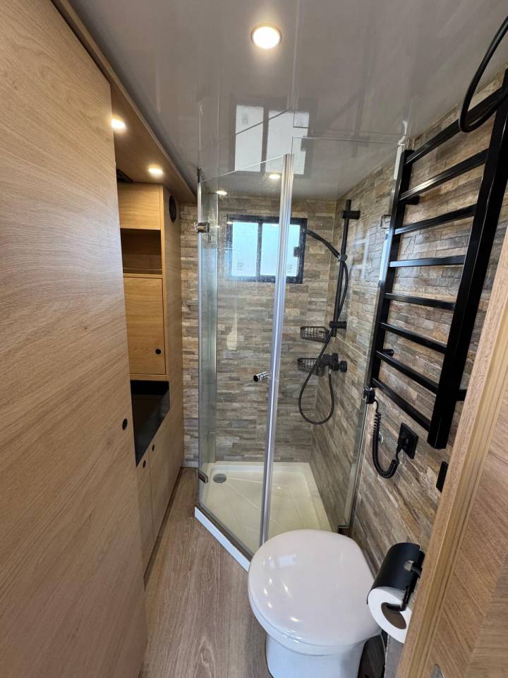 Camión para caballos Krismar MERCEDES 2021 De segunda mano