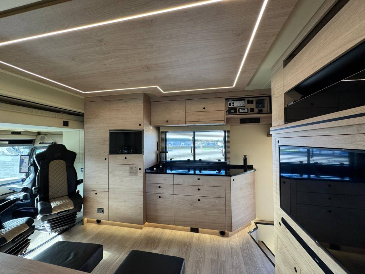 Camión para caballos Krismar MERCEDES 2021 De segunda mano