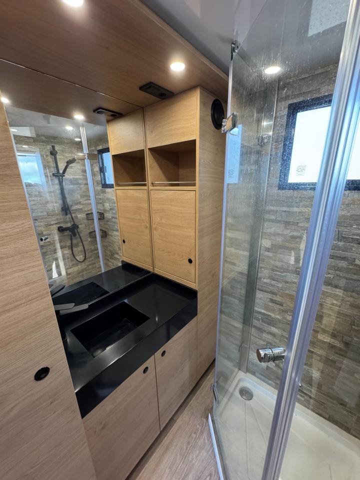 Camión para caballos Krismar MERCEDES 2021 De segunda mano