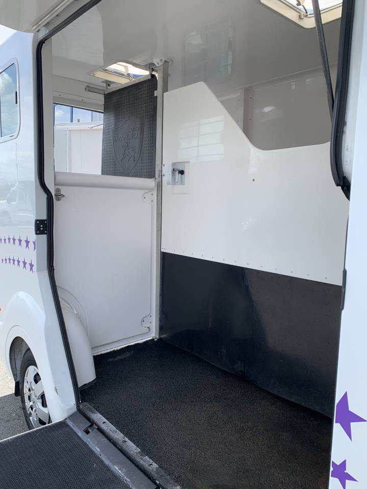 Furgoneta para caballos Barbot NISSAN NV 400 2022 De segunda mano