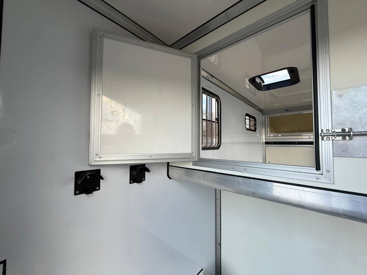 Furgoneta para caballos Cavalcar NV 400  2021 De segunda mano