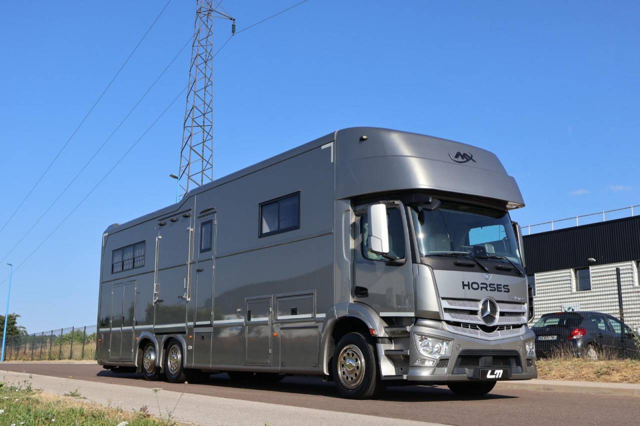 Camión para caballos AKX MERCEDES-ACTROS 2018 De segunda mano