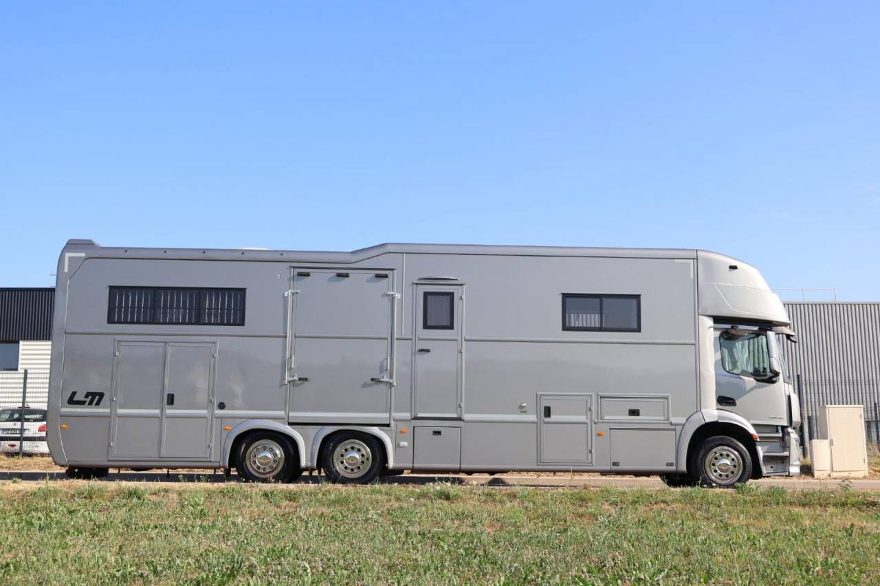 Camión para caballos AKX MERCEDES-ACTROS 2018 De segunda mano