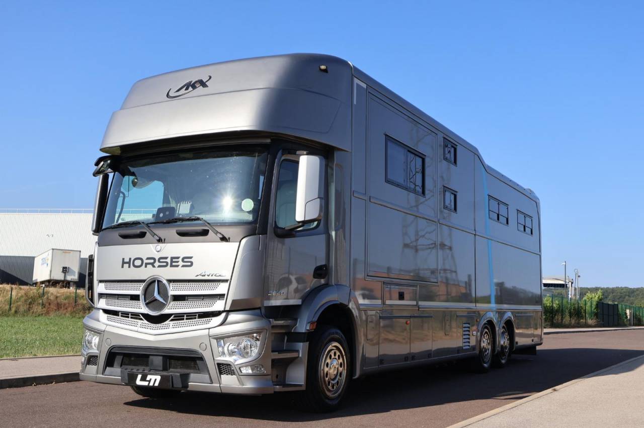 Camión para caballos AKX MERCEDES-ACTROS 2018 De segunda mano