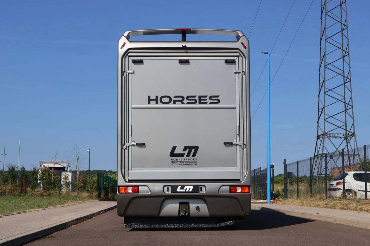 Camión para caballos AKX MERCEDES-ACTROS 2018 De segunda mano