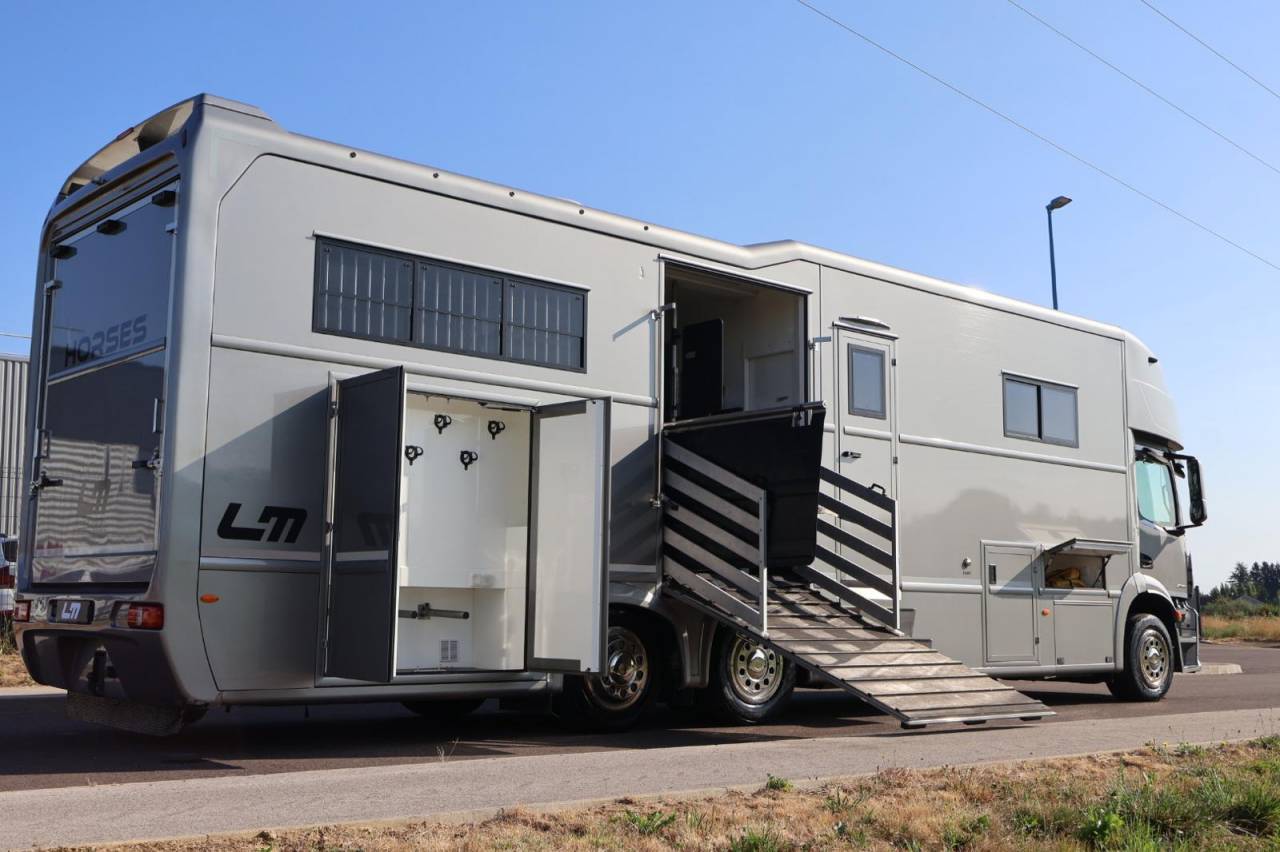 Camión para caballos AKX MERCEDES-ACTROS 2018 De segunda mano