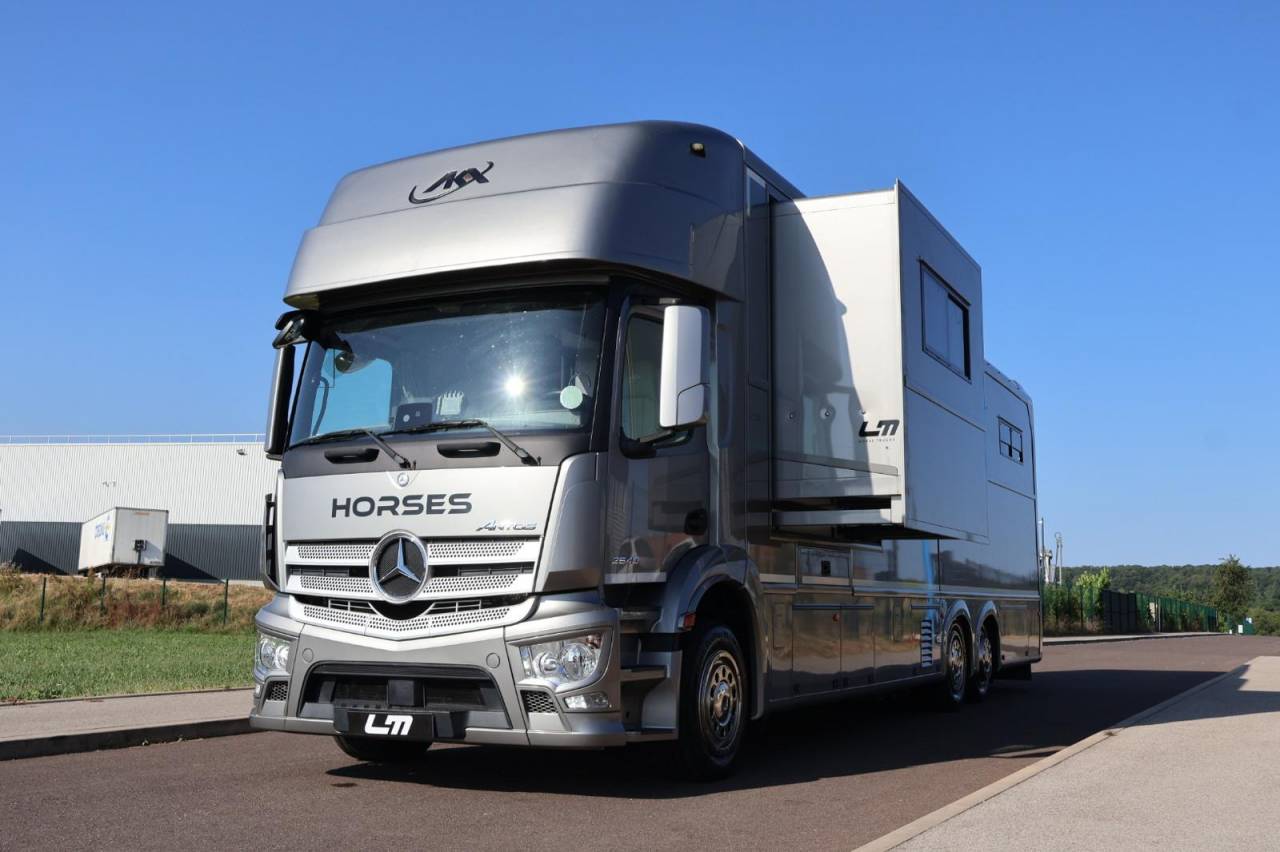 Camión para caballos AKX MERCEDES-ACTROS 2018 De segunda mano