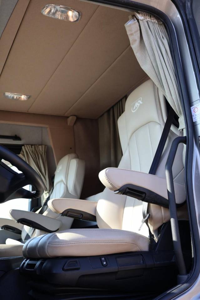 Camión para caballos AKX MERCEDES-ACTROS 2018 De segunda mano