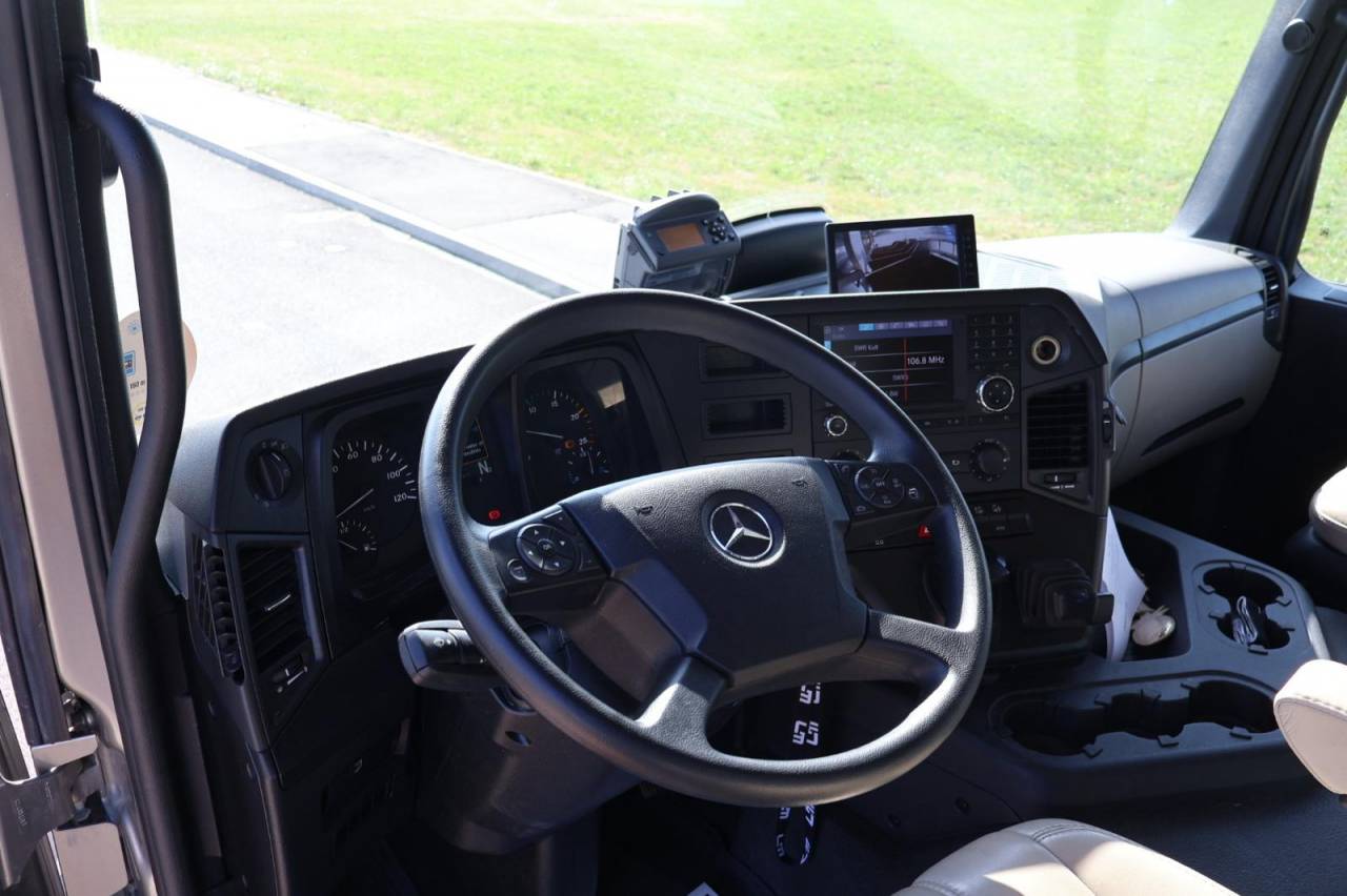 Camión para caballos AKX MERCEDES-ACTROS 2018 De segunda mano