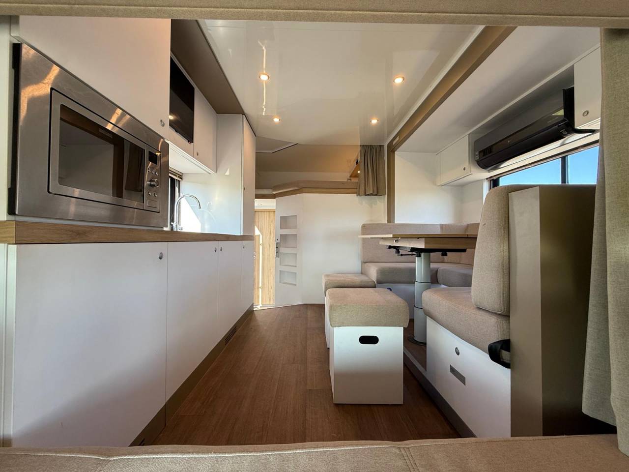 Camión para caballos AKX MERCEDES-ACTROS 2018 De segunda mano