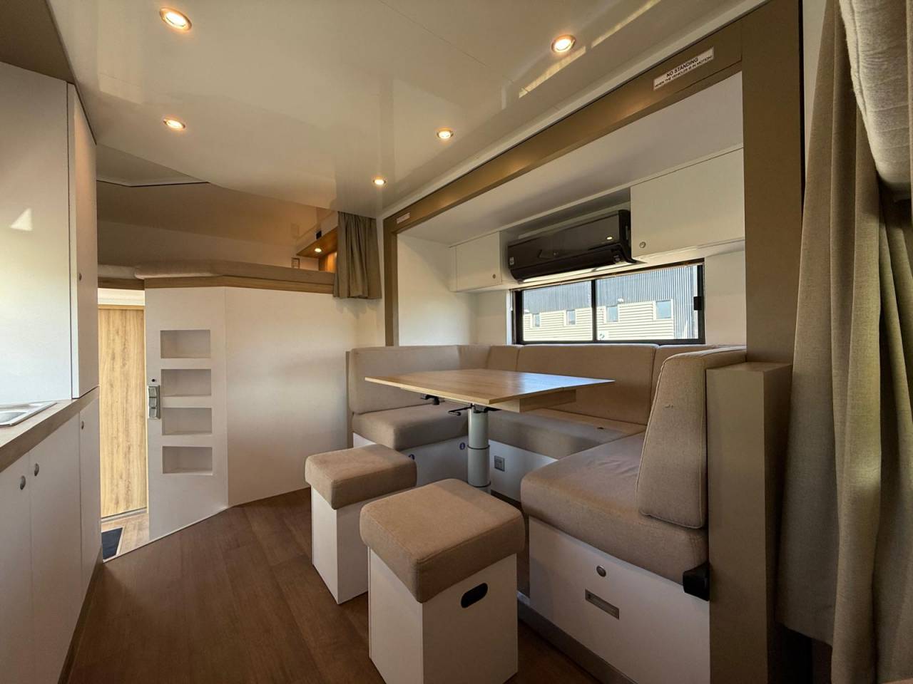 Camión para caballos AKX MERCEDES-ACTROS 2018 De segunda mano