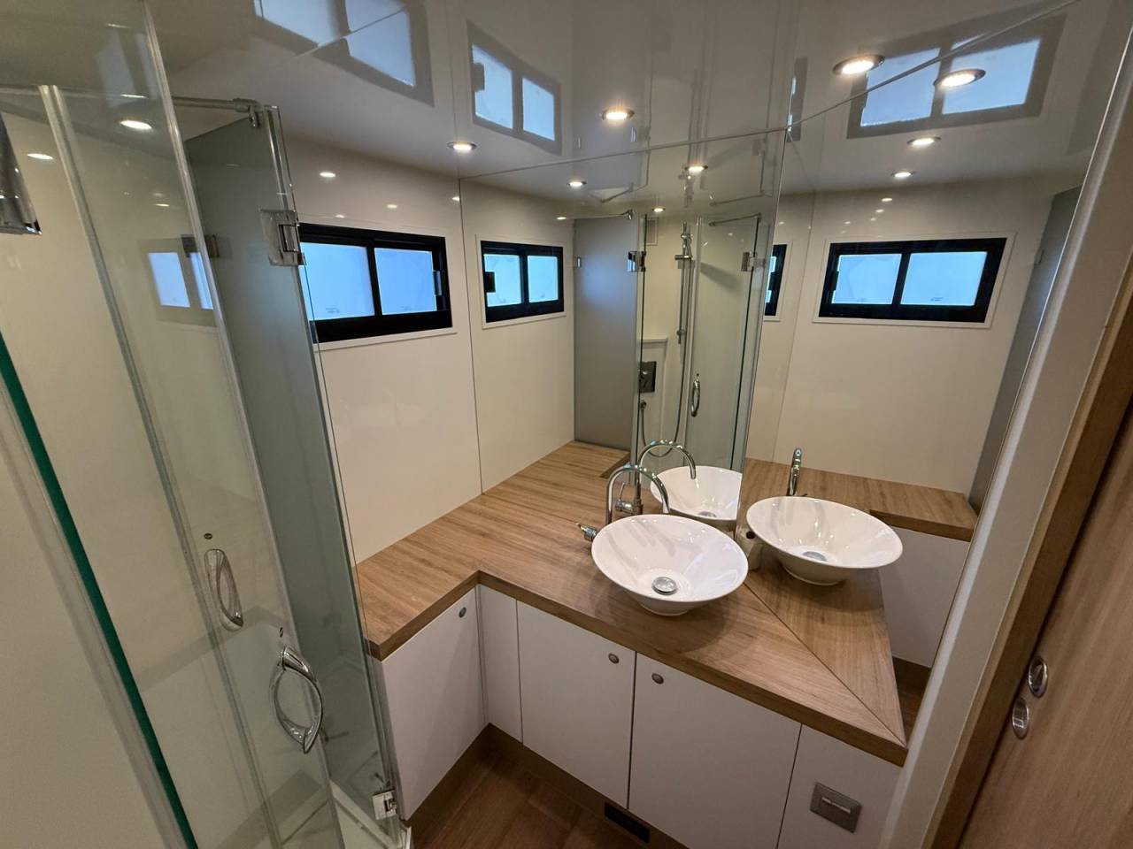 Camión para caballos AKX MERCEDES-ACTROS 2018 De segunda mano