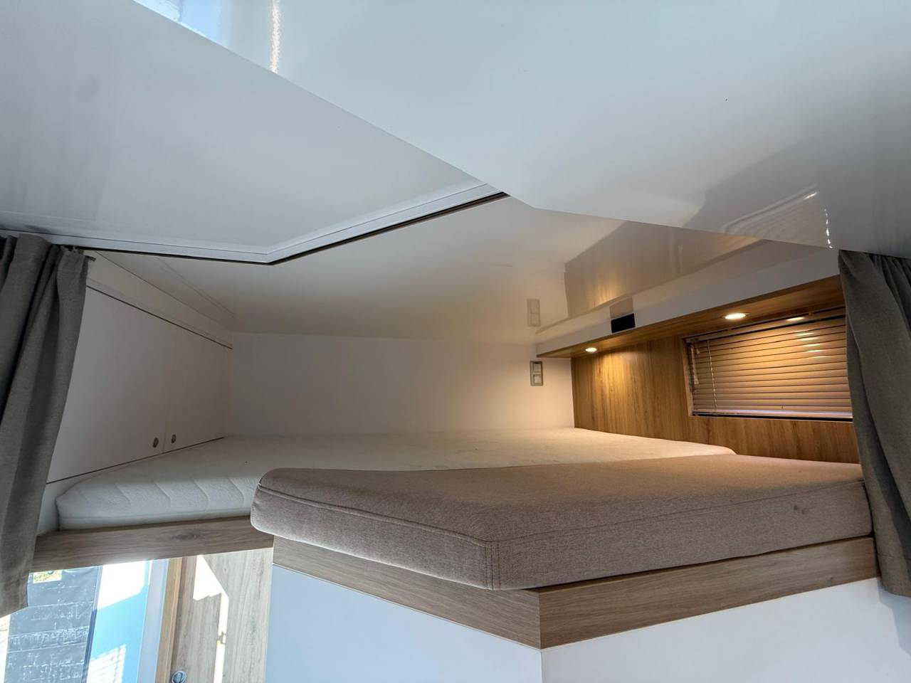 Camión para caballos AKX MERCEDES-ACTROS 2018 De segunda mano