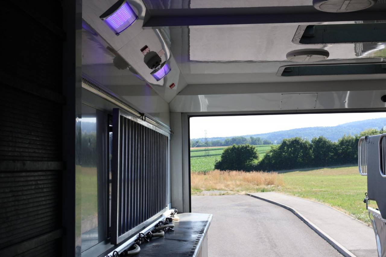 Camión para caballos AKX MERCEDES-ACTROS 2018 De segunda mano