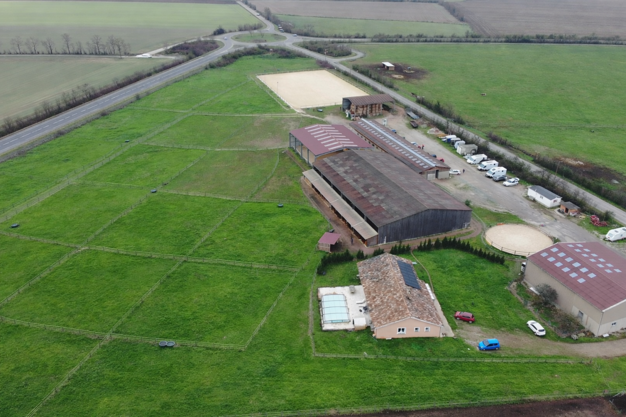 Centro ecuestre En venta Is&egrave;re