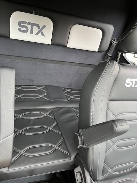 Furgoneta para caballos STX Master 2025 2025 Nuevo