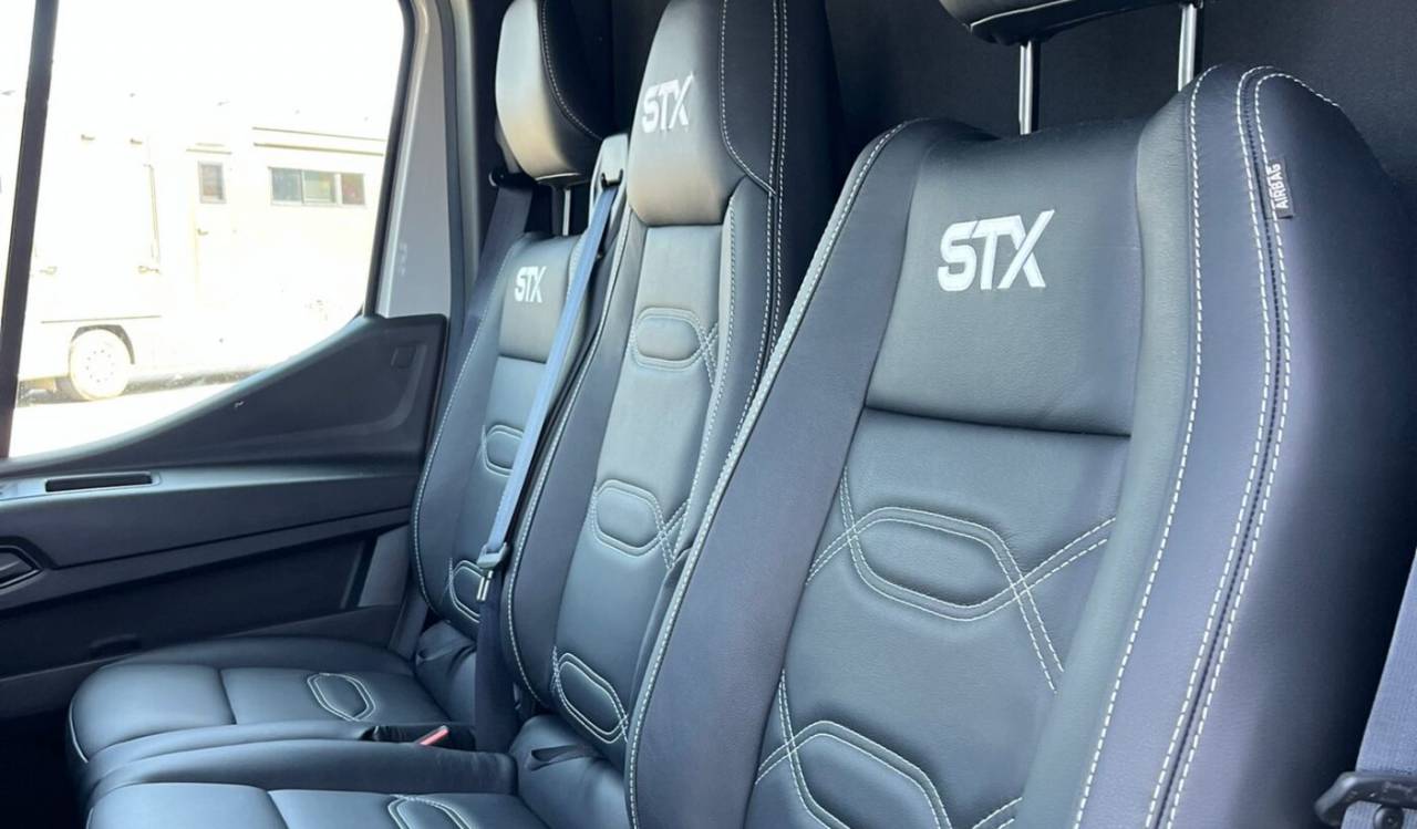 Furgoneta para caballos STX Master 2025 2025 Nuevo