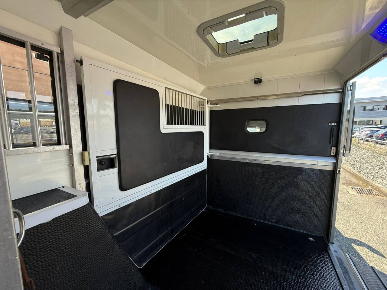 Furgoneta para caballos STX STALLE 5 PLACES 165CH 2015 De segunda mano