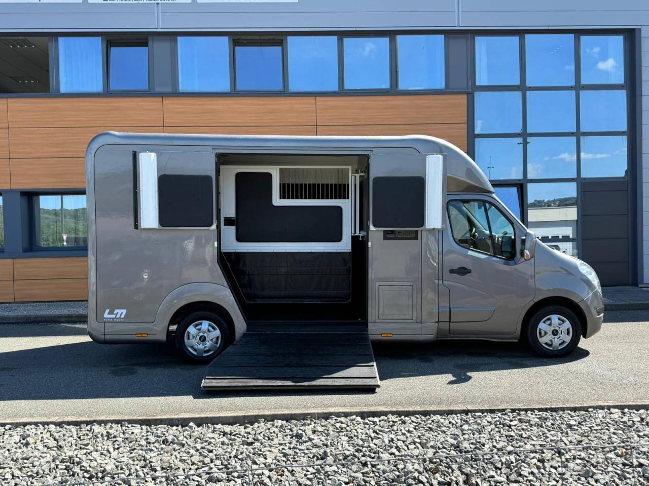 Furgoneta para caballos STX STALLE 5 PLACES 165CH 2015 De segunda mano