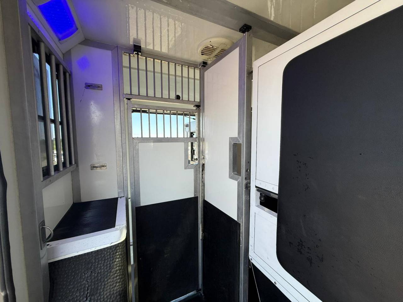 Furgoneta para caballos STX STALLE 5 PLACES 165CH 2015 De segunda mano