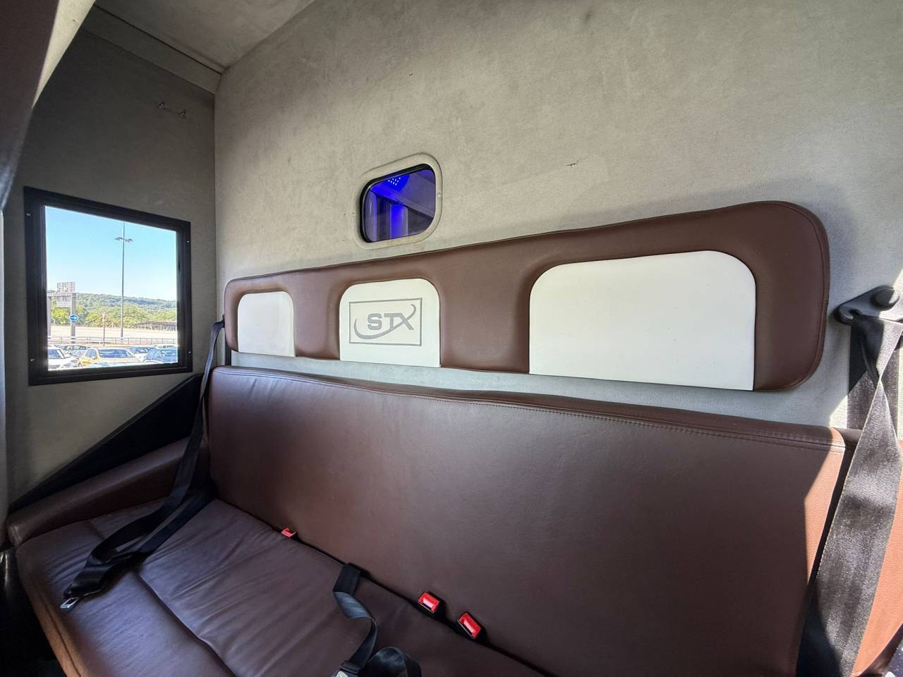 Furgoneta para caballos STX STALLE 5 PLACES 165CH 2015 De segunda mano