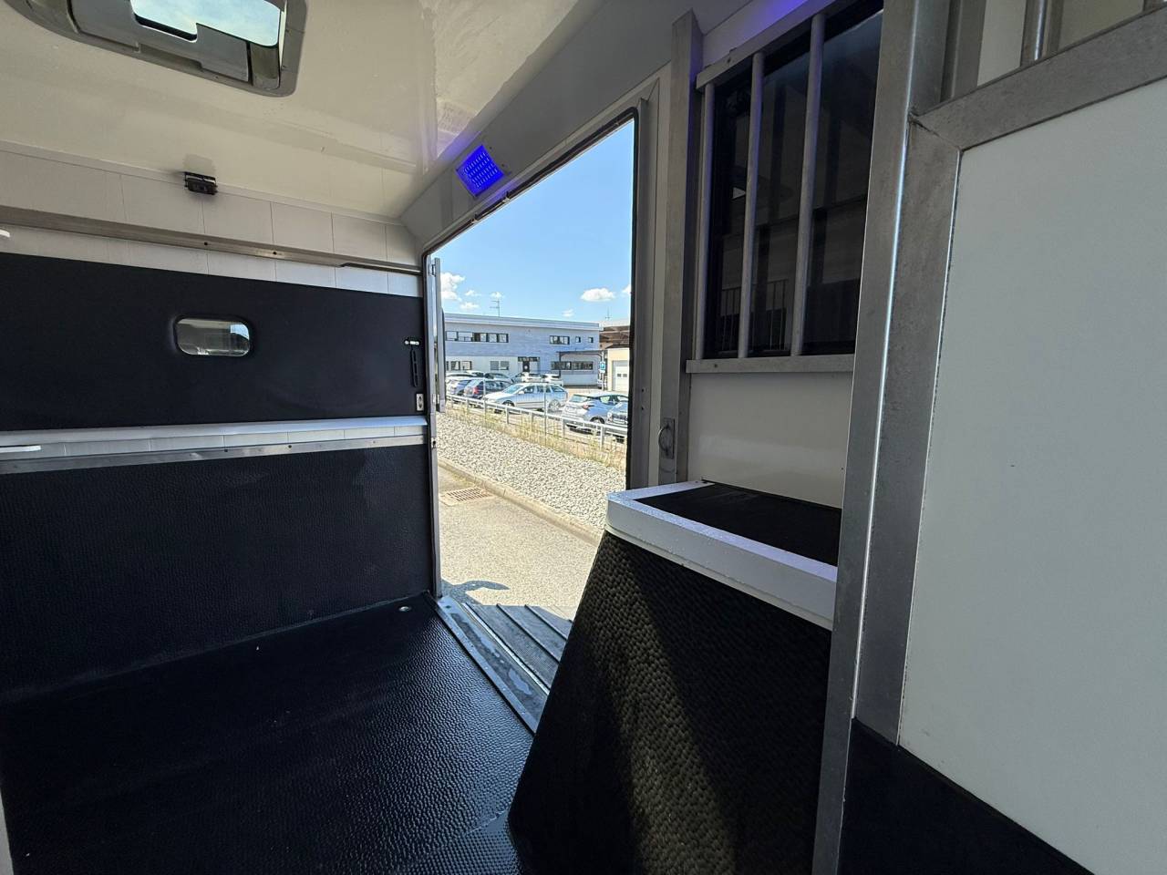 Furgoneta para caballos STX STALLE 5 PLACES 165CH 2015 De segunda mano