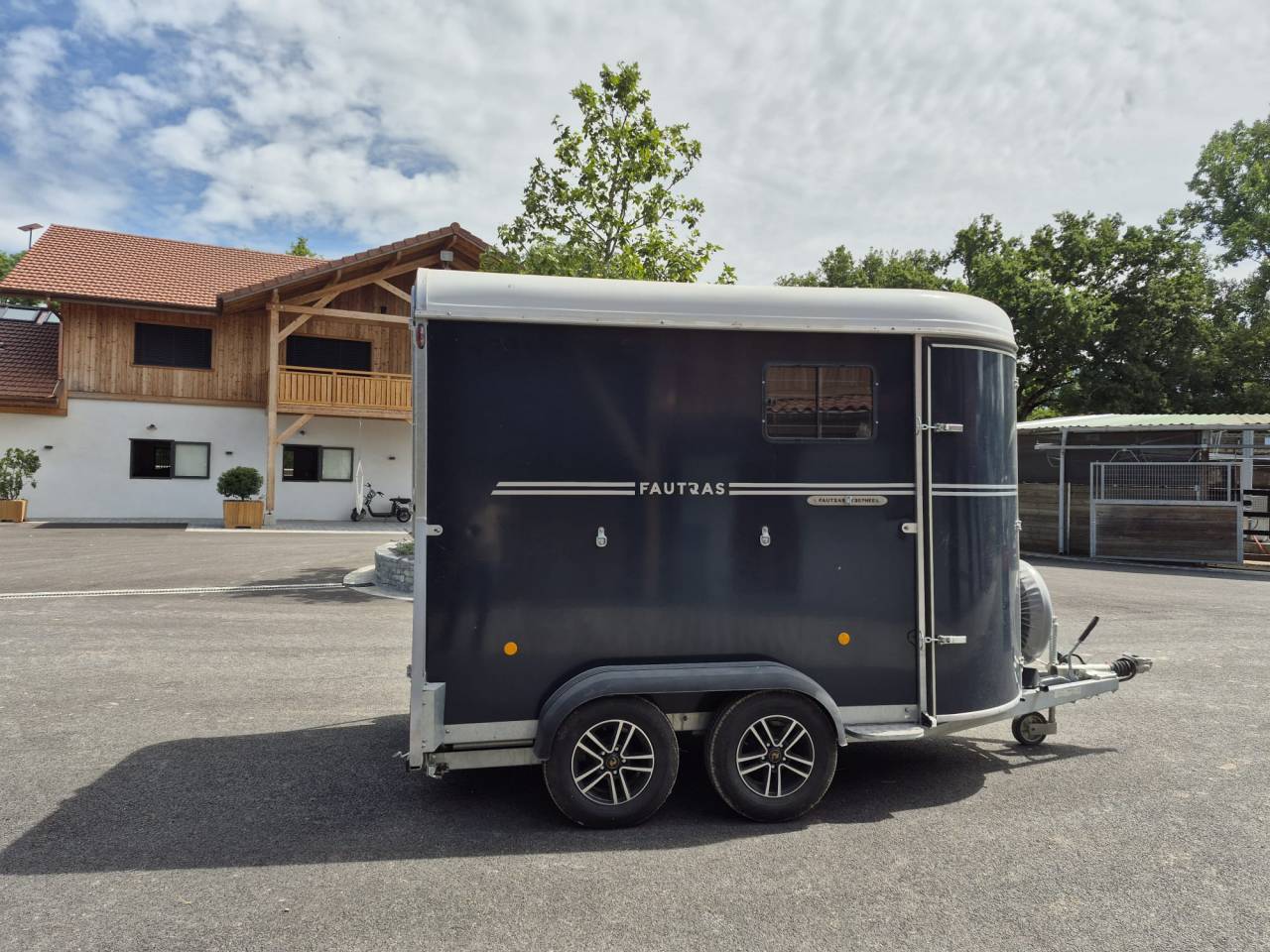 Van caballos Fautras Oblic trophé Stall 2 Caballos 2024 De segunda mano