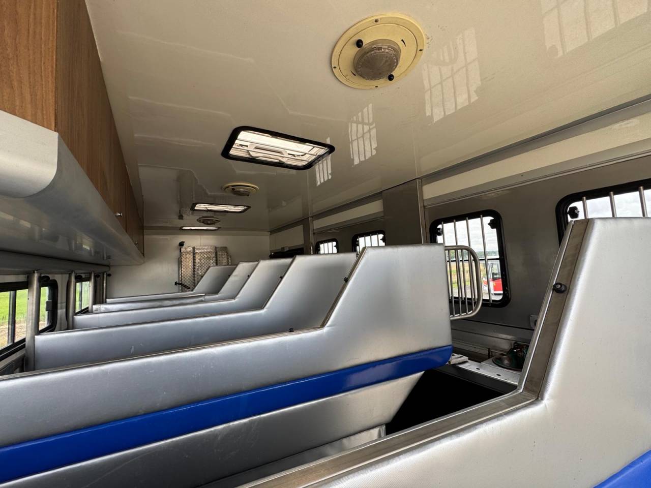 Camión para caballos Man AK 2007 De segunda mano