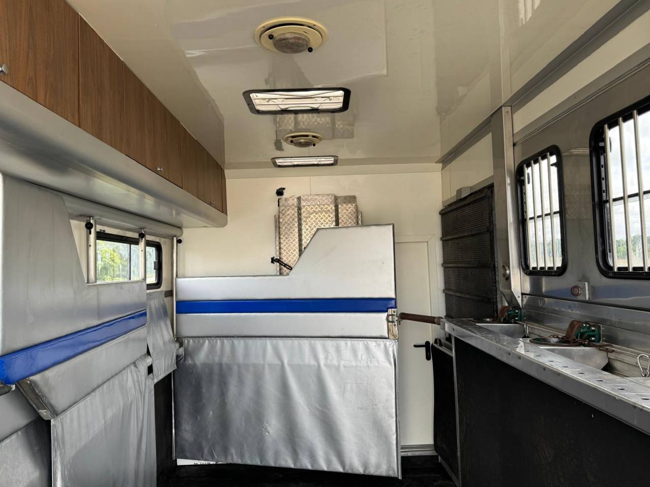 Camión para caballos Man AK 2007 De segunda mano