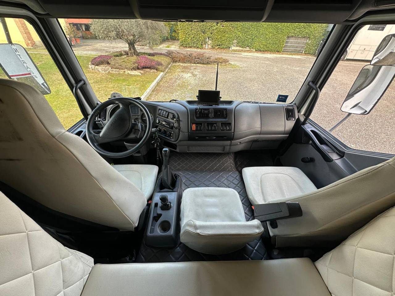 Camión para caballos Daf pop out  2003 De segunda mano