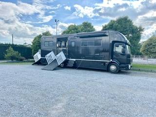 Camión para caballos Volvo pop out 2011 De segunda mano