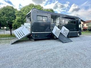 Camión para caballos Volvo pop out 2011 De segunda mano