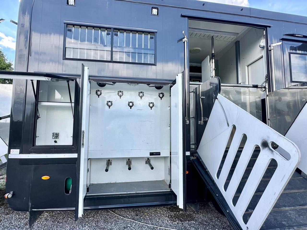 Camión para caballos Volvo pop out 2011 De segunda mano