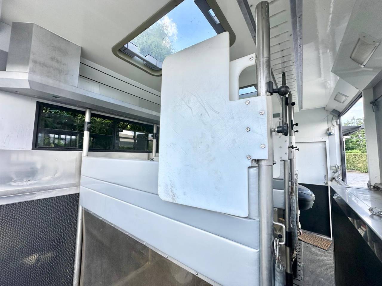 Camión para caballos Volvo pop out 2011 De segunda mano